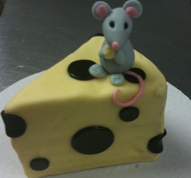 Mouse+and+cheese+birthday+cake.JPG
