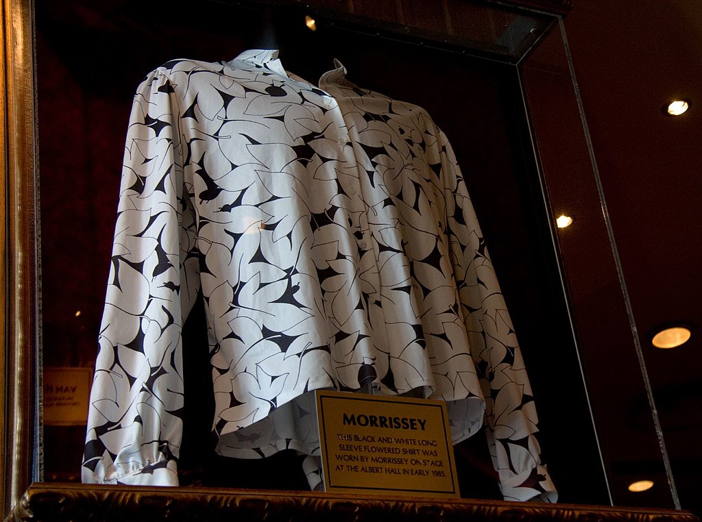 1024px-Morrissey%27s_shirt_in_Hard_Rock_Cafe_Balcerona.jpg